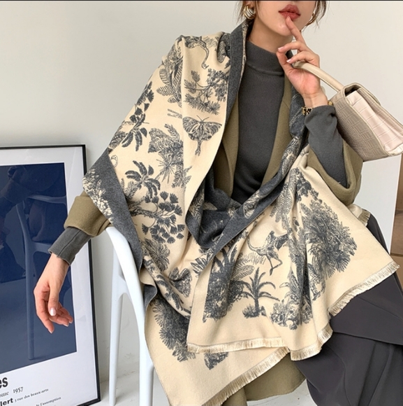 Elegant Cashmere Shawl - Picture 5 of 6